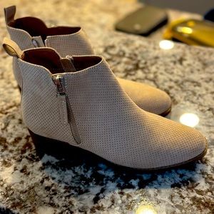 Cute Universal Thread Booties, only worn once.